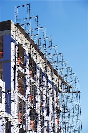 simsearch:614-06624685,k - Scaffolding on side of building Fotografie stock - Premium Royalty-Free, Codice: 614-06624732