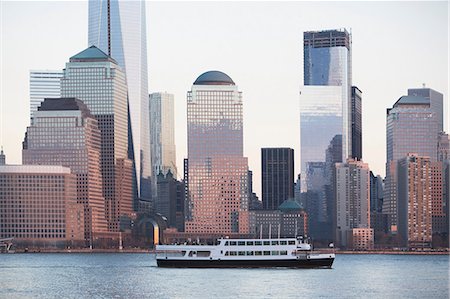 Cruise boat by New York City skyline Foto de stock - Sin royalties Premium, Código: 614-06624760