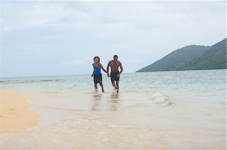 romantic couple holding hands - Couple walking on tropical beach Foto de stock - Sin royalties Premium, Código: 614-06624861