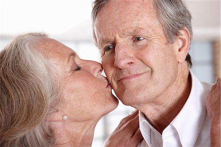 flirt senior woman - Older woman kissing husband Photographie de stock - Premium Libres de Droits, Code: 614-06625173