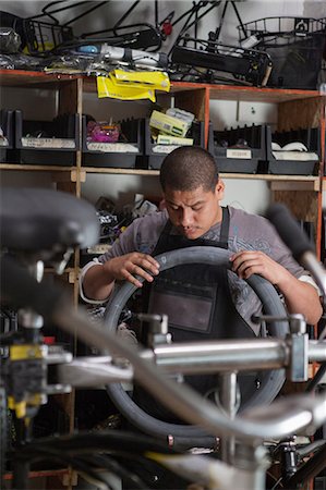 ship - Mechanic working in bicycle shop Photographie de stock - Premium Libres de Droits, Code: 614-06625233