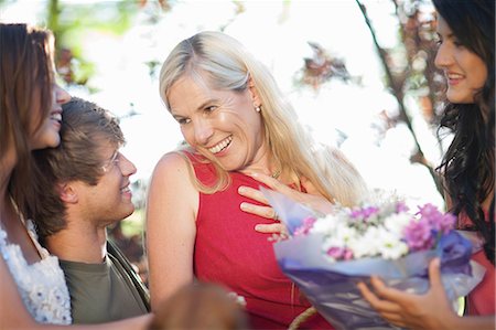 Family smiling at mother Foto de stock - Sin royalties Premium, Código: 614-06623496