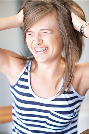 funny pose - Teenage girl tossing her hair Foto de stock - Sin royalties Premium, Código: 614-06623499