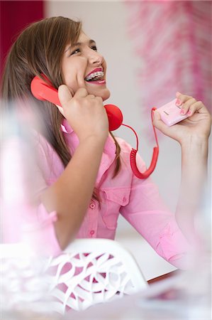 simsearch:614-06973867,k - Teenage girl talking on phone Photographie de stock - Premium Libres de Droits, Code: 614-06623538