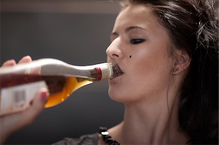 Teenage girl in dark makeup drinking Foto de stock - Sin royalties Premium, Código: 614-06623603
