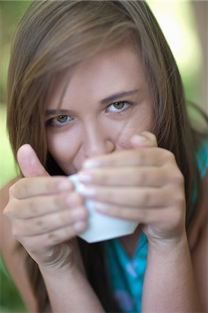 Teenage girl having coffee outdoors Photographie de stock - Premium Libres de Droits, Code: 614-06623628