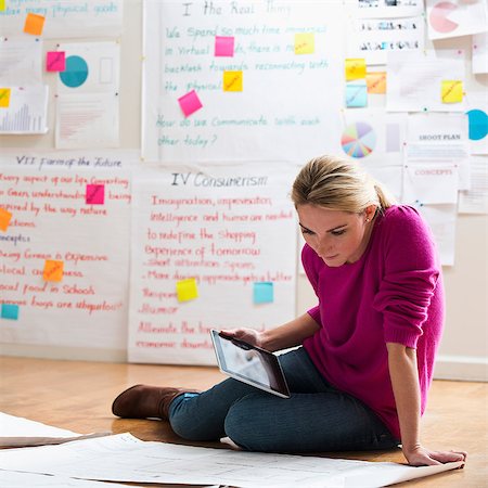 post it notes woman - Woman sitting on floor with digital tablet Stock Photo - Premium Royalty-Free, Code: 614-06718111