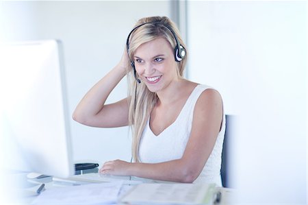 Businesswoman wearing headset at desk Photographie de stock - Premium Libres de Droits, Code: 614-06718629