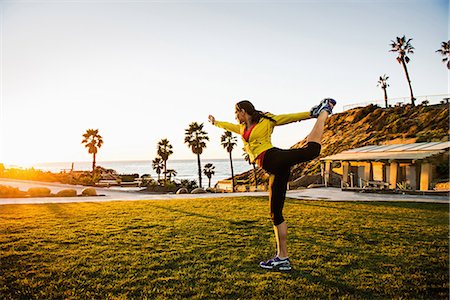 stretch - Woman practicing yoga on green lawn Foto de stock - Sin royalties Premium, Código: 614-06718836