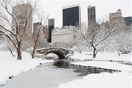 river bridge in america - Bridge in snowy urban park Stock Photo - Premium Royalty-Free, Code: 614-06718891