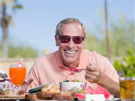 Older man having breakfast outdoors Photographie de stock - Premium Libres de Droits, Code: 614-06718904