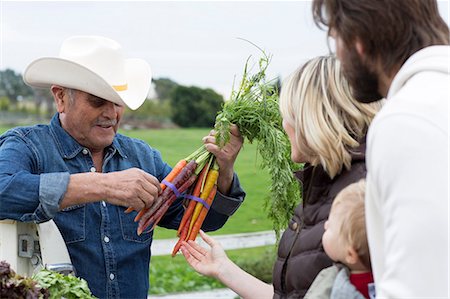 farmers market family - Family shopping at farmer's market Stock Photo - Premium Royalty-Free, Code: 614-06719263