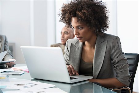 Businesswoman using laptop in meeting Foto de stock - Sin royalties Premium, Código: 614-06719411