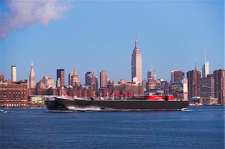 Barge in New York City harbor Stock Photo - Premium Royalty-Free, Code: 614-06719500