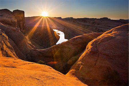 Sun rising over canyon rock formations Foto de stock - Sin royalties Premium, Código: 614-06720067