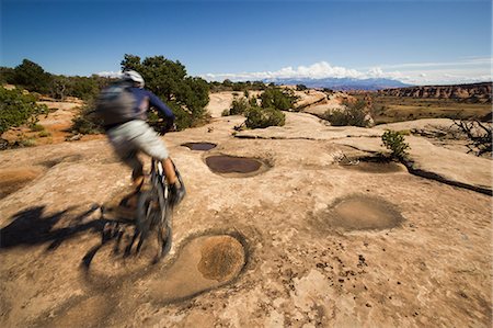 simsearch:614-06624830,k - Blurred view of mountain biker Stock Photo - Premium Royalty-Free, Code: 614-06720095