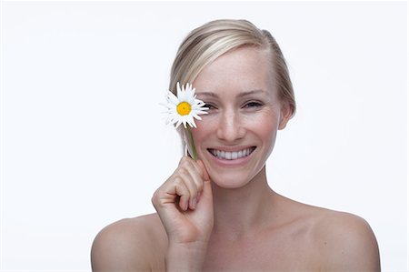 simsearch:614-06814236,k - Young woman holding daisy Stock Photo - Premium Royalty-Free, Code: 614-06814253