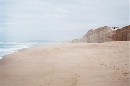 Peaceful beach scene with cliffs Foto de stock - Sin royalties Premium, Código: 614-06814364