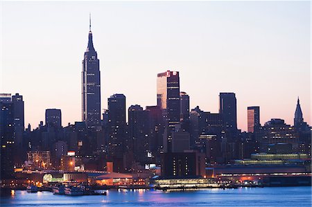 simsearch:614-06813400,k - Manhattan skyline and waterfront at dusk, New York City, USA Stock Photo - Premium Royalty-Free, Code: 614-06813379