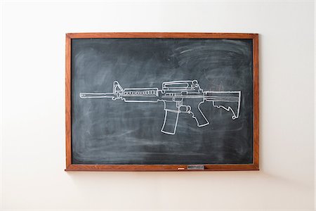 Chalk drawing of gun on blackboard Photographie de stock - Premium Libres de Droits, Code: 614-06813707