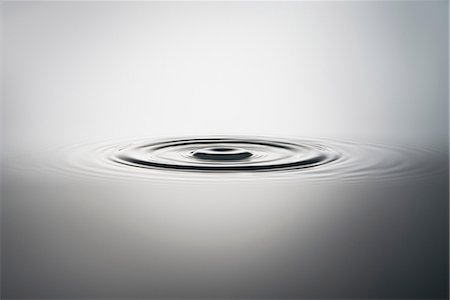 Circles rippling on water surface Foto de stock - Sin royalties Premium, Código: 614-06813718