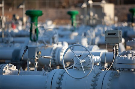 Gas pipes in oil refinery, close up Photographie de stock - Premium Libres de Droits, Code: 614-06895772