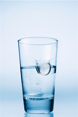 simsearch:614-06813723,k - Tablet falling in glass of water Stock Photo - Premium Royalty-Free, Code: 614-06896414