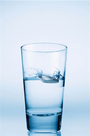 simsearch:614-06813723,k - Tablet falling in glass of water Stock Photo - Premium Royalty-Free, Code: 614-06896415