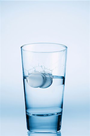 simsearch:614-06813723,k - Tablets falling in glass of water Stock Photo - Premium Royalty-Free, Code: 614-06896417