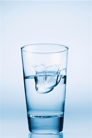 simsearch:614-06813723,k - Tablets falling in glass of water Stock Photo - Premium Royalty-Free, Code: 614-06896418