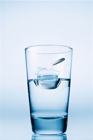 simsearch:614-06813723,k - Tablets falling in glass of water Stock Photo - Premium Royalty-Free, Code: 614-06896410