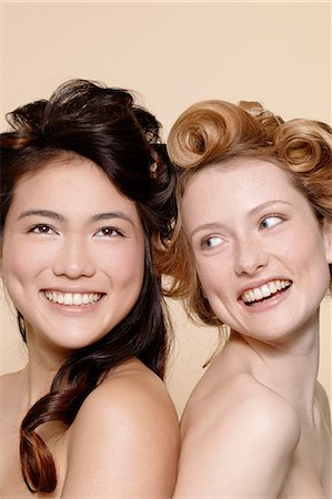 Two young women, one brunette and one redhead Stock Photo - Premium Royalty-Free, Code: 614-06896804