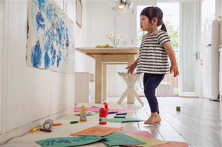 east asian - Female toddler inspecting her painting and drawing Foto de stock - Sin royalties Premium, Código: 614-06896952