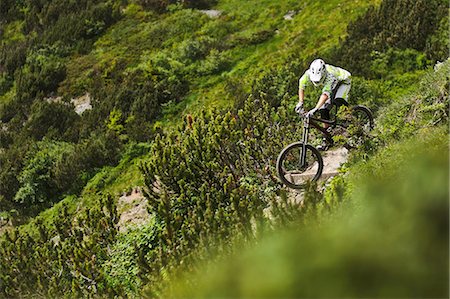 Mountain biker riding down steep hill path Photographie de stock - Premium Libres de Droits, Code: 614-06897293