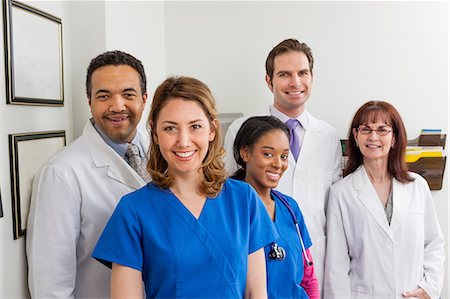 Medical professionals together in hospital, portrait Photographie de stock - Premium Libres de Droits, Code: 614-06897472