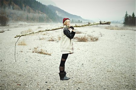 Woman holding log Foto de stock - Sin royalties Premium, Código: 614-06897521