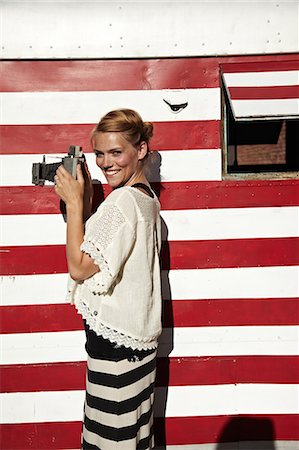 red - Woman holding vintage camera Photographie de stock - Premium Libres de Droits, Code: 614-06897554