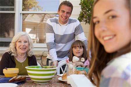 Family having breakfast outdoors Photographie de stock - Premium Libres de Droits, Code: 614-06897621