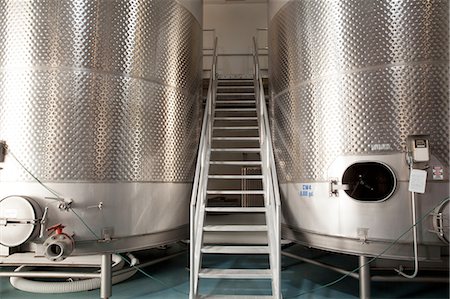 Metal vats in vineyard Foto de stock - Sin royalties Premium, Código: 614-06898072