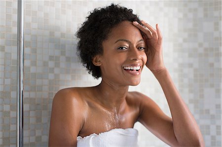 smiling portrait looking away - Woman relaxing after bath Photographie de stock - Premium Libres de Droits, Code: 614-06898150