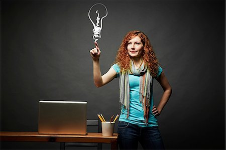 drawing computer - Woman drawing a light bulb Photographie de stock - Premium Libres de Droits, Code: 614-06898238