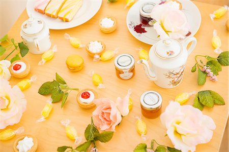 flowers on a table - Table with assortment of cakes and confectionery Photographie de stock - Premium Libres de Droits, Code: 614-06898550