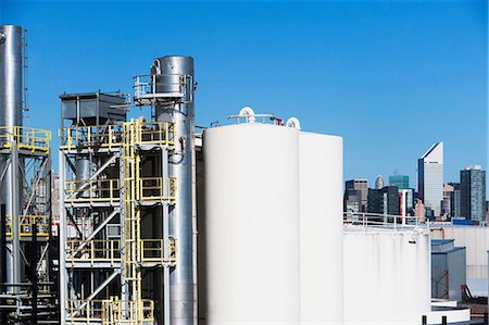 Storage tanks of oil refinery Photographie de stock - Premium Libres de Droits, Code: 614-06974152