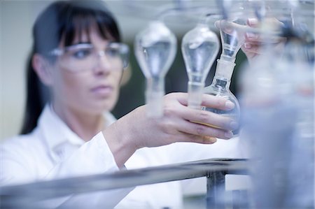 fringe - Oenologist monitoring sample testing in laboratory Stock Photo - Premium Royalty-Free, Code: 614-06973706