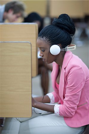 simsearch:614-06973867,k - Female student working in library with headphones Photographie de stock - Premium Libres de Droits, Code: 614-06973837