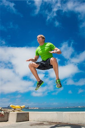 power energetic picture - Young man jumping while fitness training Foto de stock - Sin royalties Premium, Código: 614-06973916