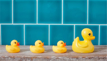 fila (di oggetti) - Rubber ducks in a row Fotografie stock - Premium Royalty-Free, Codice: 614-07031089