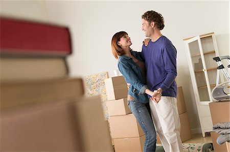 romantic couple holding hands - Couple sharing dance whilst moving house Foto de stock - Sin royalties Premium, Código: 614-07031336