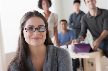 Portrait of young female office worker in front of colleagues Stockbilder - Premium RF Lizenzfrei, Bildnummer: 614-07031397