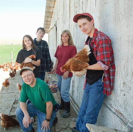farmer - Farming family holding chickens, portrait Photographie de stock - Premium Libres de Droits, Code: 614-07031798